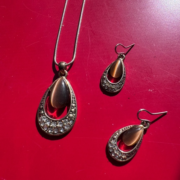 Tigers eye (real or inspired) & rhinestone necklace & earrings set - Picture 8 of 10